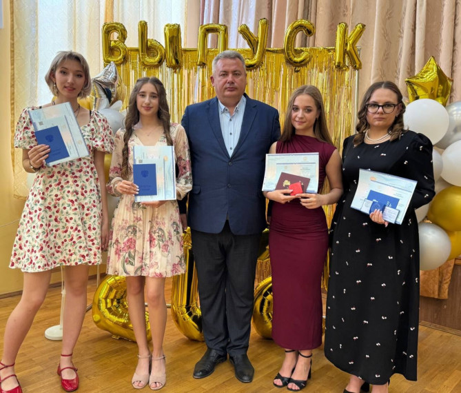 Вручение аттестатов выпускникам.